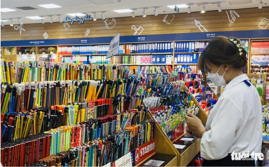 NHIỀU DOANH NGHIỆP LÃI TĂNG VỌT, ĐẠT HÀNG TRĂM TỈ ĐỒNG NHỚ BÁN NÚT, VỞ...